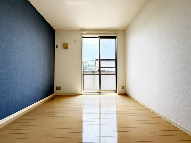 ベルセ福井の洋室