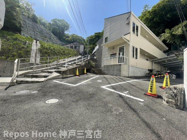 グランシャリオ山本通3の駐車場