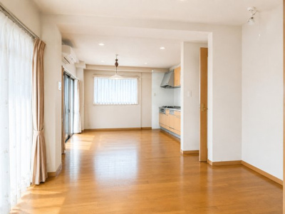 【居間・リビング】 | ◆南区中島中古住宅◆ | ◆リビングは一日中太陽の光が射し込みます。家族が集まる空間は、自然と笑顔が溢れます！（AI加工済み）