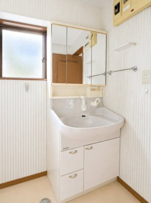 【独立洗面台】 | ◆南区中島中古住宅◆ | ◆毎日使う場所だから、機能的で使いやすさに配慮したパウダールーム。すっきりと使えるように収納も豊富にご用意しています。（AI加工済み）