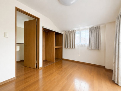 【洋室】 | ◆南区中島中古住宅◆ | ◆柔らかい陽光が差し込む明るいお部屋を演出する設計。彩光の取れる窓が気持ちの良いお部屋を創り上げます。（AI加工済み）