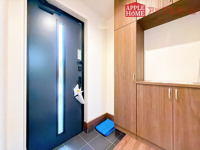 [新築住宅] 熊谷市上之 第7 全1棟の玄関|ご家族皆様の靴やお手入れ用品を収納できる収納棚を設置！お家に出会う人々を迎える玄関だからこそ、常に整理整頓しておきたいですね♪
