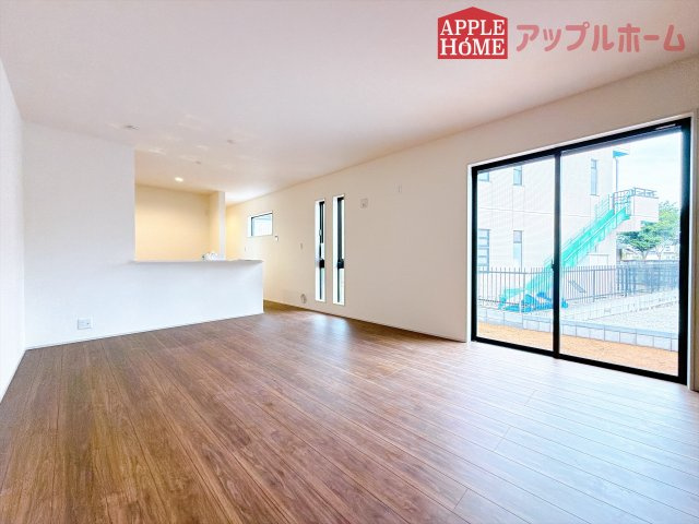 [新築住宅] 熊谷市上之 第7 全1棟の居間・リビング|広々リビング×対面キッチンで家族の会話も弾みます♪家族団らんの秘訣は間取りにあり☆夢のマイホームを一緒に叶えましょう！