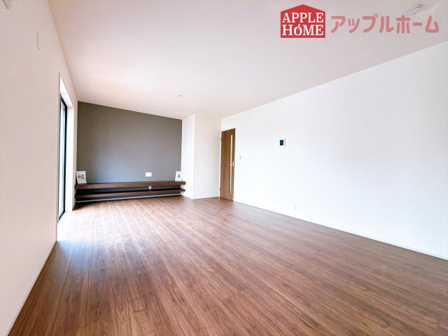 [新築住宅] 熊谷市上之 第7 全1棟の居間・リビング|窓から差し込む光で家族を温かく包み込みます。明るいリビングで子育てする喜びを☆いつでも見学可能です！