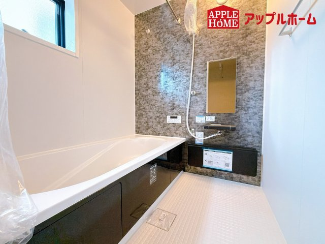 [新築住宅] 熊谷市上之 第7 全1棟の浴室|窓付きのバスルームは、採光もあり明るく気持ちの良い空間です。窓があることで、換気環境も良好。掃除もスムーズに出来ます♪