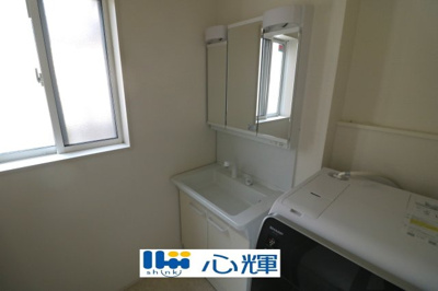 【独立洗面台】 | 宇部市東平原1丁目 中古住宅（築浅）／4LDK・2階建 | 大きくて見やすく清潔感ある洗面台。