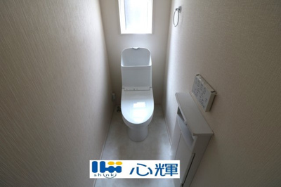 【トイレ】 | 宇部市東平原1丁目 中古住宅（築浅）／4LDK・2階建 | 汚れをふき取り易いフロアと白い壁で統一。