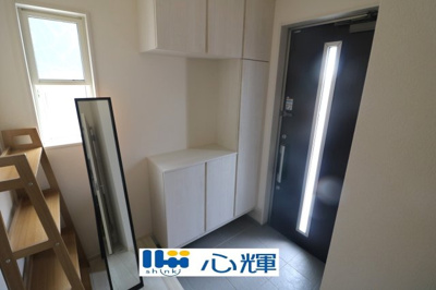 【玄関】 | 宇部市東平原1丁目 中古住宅（築浅）／4LDK・2階建 | たくさんある靴もすべて収納して頂け、玄関をスッキリ綺麗な空間にまとめます。




