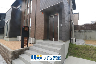 【玄関】 | 宇部市東平原1丁目 中古住宅（築浅）／4LDK・2階建 | 家の顔となる玄関。 ゲストを迎え入れても安心の空間です。