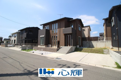 【前面道路含む現地写真】 | 宇部市東平原1丁目 中古住宅（築浅）／4LDK・2階建 | コミュニティー以外の方々の出入りも少なく、お車の出し入れも楽々です。

