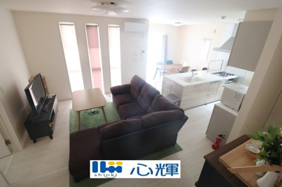 【居間・リビング】 | 宇部市東平原1丁目 中古住宅（築浅）／4LDK・2階建 | リビング階段は子育て世代に人気です♪