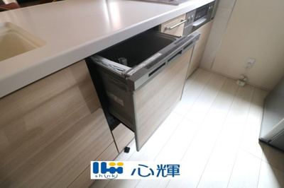 【キッチン】 | 宇部市東平原1丁目 中古住宅（築浅）／4LDK・2階建 | 食器を洗っている間にお掃除など、様々なシーンで家事の時短に役立つ食洗機。