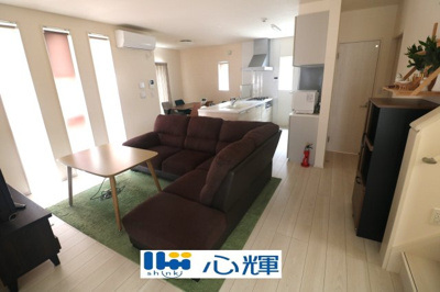 【居間・リビング】 | 宇部市東平原1丁目 中古住宅（築浅）／4LDK・2階建 | 家族が集う開放的な自由空間。
