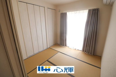 【和室】 | 宇部市東平原1丁目 中古住宅（築浅）／4LDK・2階建 | リビングから続く和室はゲストルームとしても使用できます。