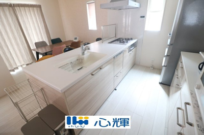 【キッチン】 | 宇部市東平原1丁目 中古住宅（築浅）／4LDK・2階建 | 充分なスペースを実現したキッチン空間となっています。