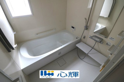 【浴室】 | 宇部市東平原1丁目 中古住宅（築浅）／4LDK・2階建 | ゆったりと足を伸ばし、寛げるバスルーム。