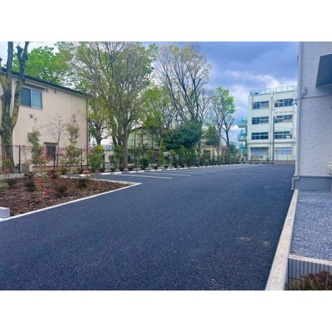 グラントレ宮城の駐車場
