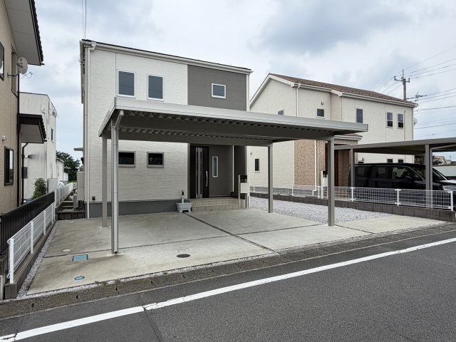 吉岡町大久保　築浅中古住宅の駐車場