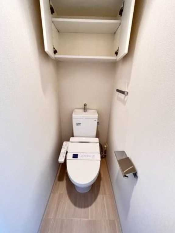 レジディア三軒茶屋Ⅲ　1Fコンビニ　最上階　礼金０のトイレ