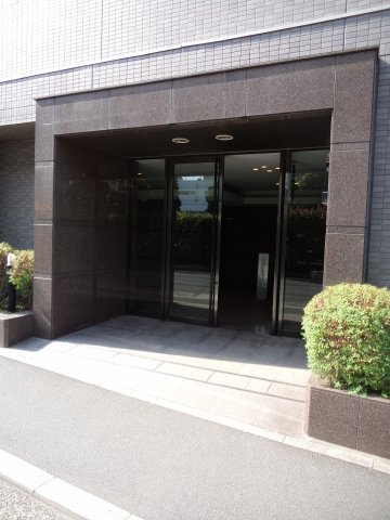 ルーブル飯田橋のエントランス