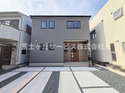 【外観】 | 磐田市掛塚 3期 新築一戸建て | 現在建築中の外観画像です。ご内覧は同じメーカーの完成物件へご案内いたしますので、いつでもご相談ください！