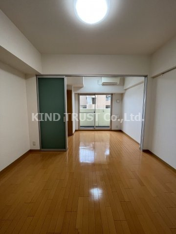 ONE ROOF FLAT TENJIMBASHIの居間・リビング|おしゃれな居間です