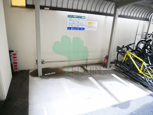 アルティザ博多プレミア|バイク置き場