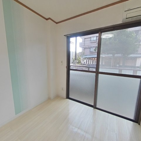 【洋室6帖】　快適な室温を保つエアコン付き★