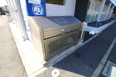 敷地内ゴミ置き場。