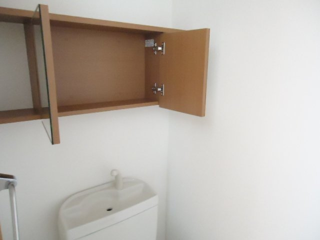 メゾン・ルミナスⅢの収納|トイレ収納オープン