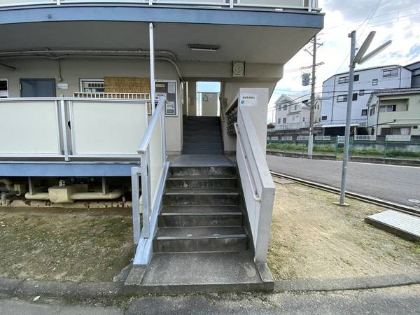 ビレッジハウス南野田5号棟のエントランス