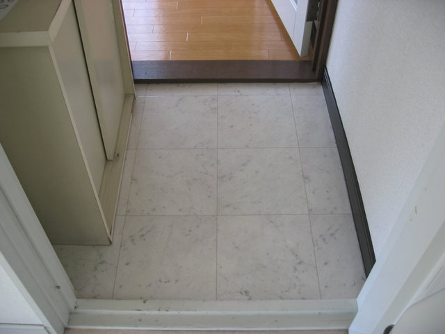 栄マンションの玄関