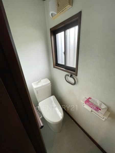 伊勢崎市若葉町中古住宅のトイレ|１階トレイです。
温水シャワー洗浄機能付きです。