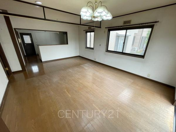 伊勢崎市若葉町中古住宅の居間・リビング|大きいソファーがおける広々リビング