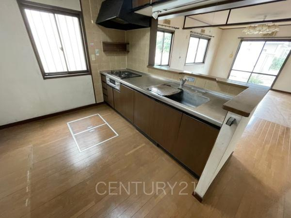 伊勢崎市若葉町中古住宅のキッチン|窓の付きの明るいキッチン