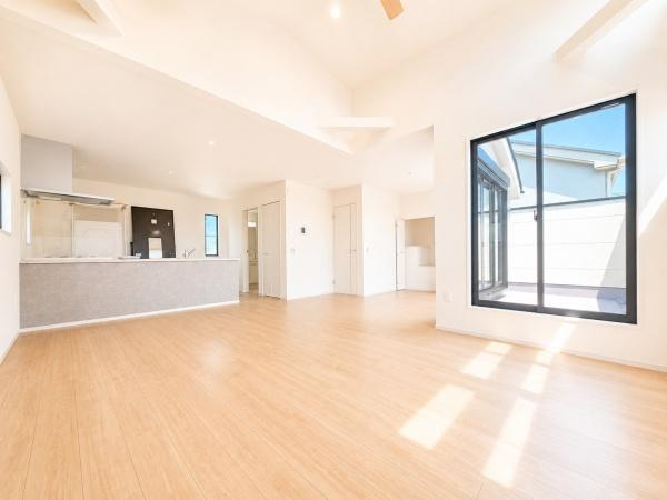 横浜市南区永田山王台の新築一戸建の居間・リビング|自慢したくなるリビング！
形も良く家具の配置にも困りません。
