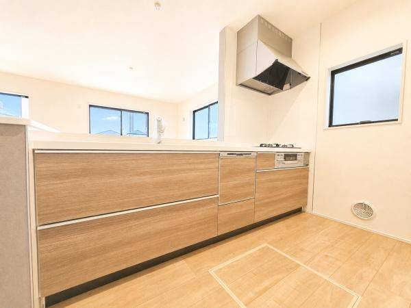 横浜市旭区金が谷２丁目の新築一戸建のキッチン|広々としたキッチンは、
落ち着いて料理が出来ます！