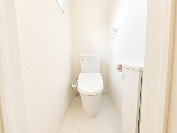 横浜市旭区金が谷２丁目の新築一戸建のトイレ|清潔感のある内装のすっきりとしたデザインのトイレです。
水周りが綺麗だと安心ですね。
