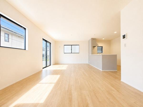横浜市旭区金が谷２丁目の新築一戸建の居間・リビング|家族が自然と集まるリビングは
落ち着きのある空間です♪