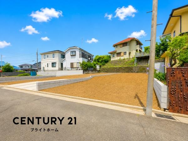 横浜市青葉区荏田町の新築一戸建の前面道路含む現地写真|車通りが少ない為、小さなお子様にも安心です。
是非一度、現地へ起こしください。