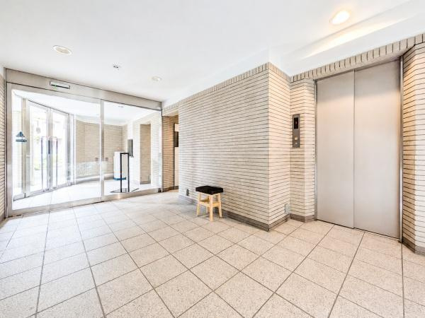 びゅうパルク横濱片倉弐番館のエントランス|エントランスにはオートロックがついており、防犯面も安心！
清掃も行き届いています
