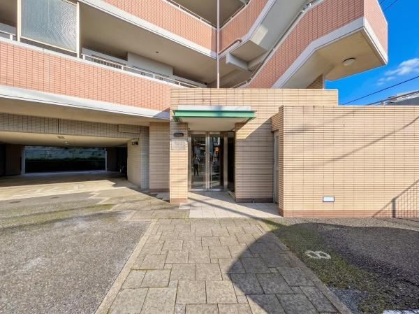 びゅうパルク横濱片倉弐番館のエントランス|清掃もしっかり、管理のされたマンションです。
安心・安全・快適にお過ごしください