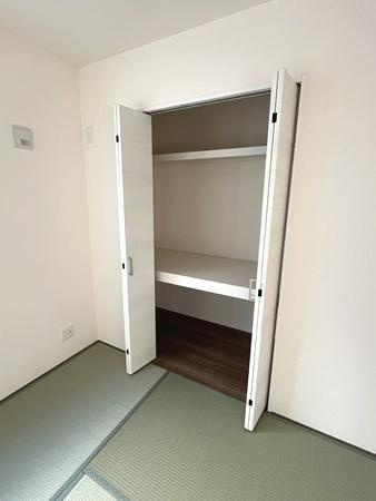 リーブルガーデン服部 ２号棟 ／新築一戸建の内観：施工例|■冬物のコートや小物など、たっぷり収納可能！■

