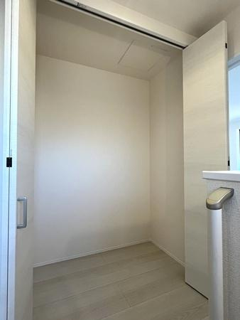 リーブルガーデン服部 ３号棟 ／新築一戸建の収納|■現地撮影写真■あると嬉しい便利な廊下収納！
