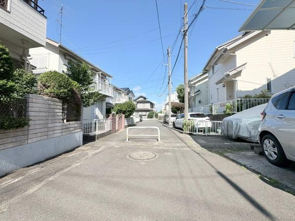横浜市旭区川島町の中古一戸建の前面道路含む現地写真