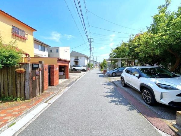 横浜市金沢区柳町の中古一戸建の前面道路含む現地写真