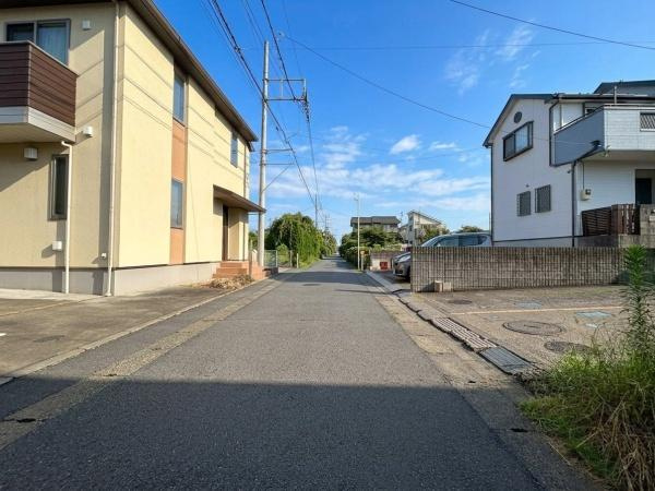 藤沢市宮原の中古一戸建の前面道路含む現地写真