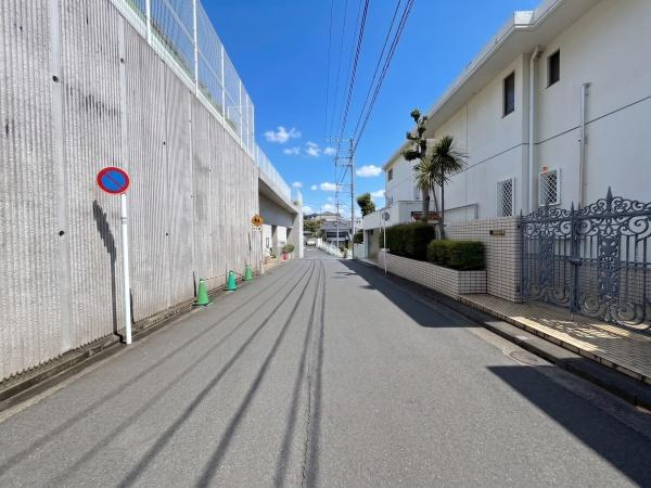 横浜市港北区篠原台町の売地の前面道路含む現地写真