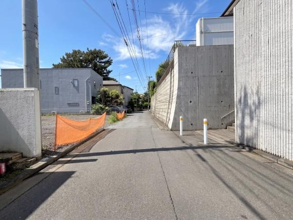 横浜市港北区篠原台町の売地の前面道路含む現地写真