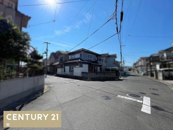 岩出市山　中古戸建の前面道路含む現地写真